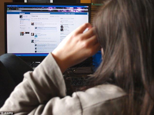 Anak 18 Tahun Ini Tuntut Orang Tuanya Karena Unggah Foto Masa Kecil di Facebook