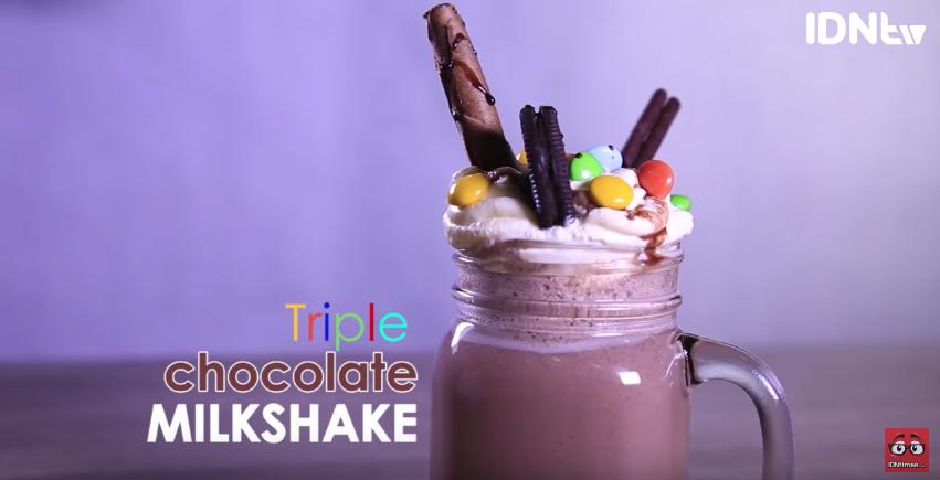 Segarkan Siangmu dengan Triple Chocolate Milkshake yang Bisa Kamu Bikin Sendiri