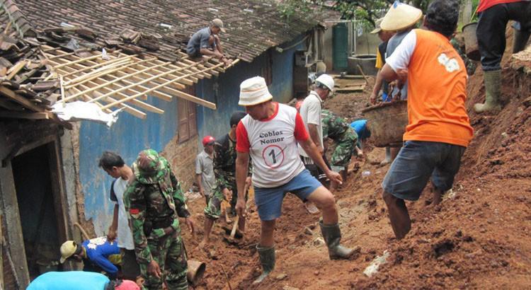 Longsor Melanda Sumedang, Puluhan Orang Menjadi Korban
