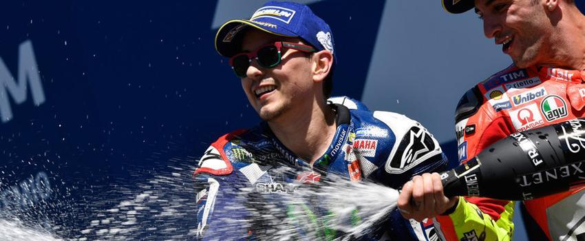 Kenapa Sih Pebalap Sering Menyemburkan Sampanye di Podium?