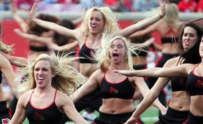 Bukannya Imut, 15 Ekspresi Cheerleader Ini Malah Bikin Ketawa Sampai Sakit Perut