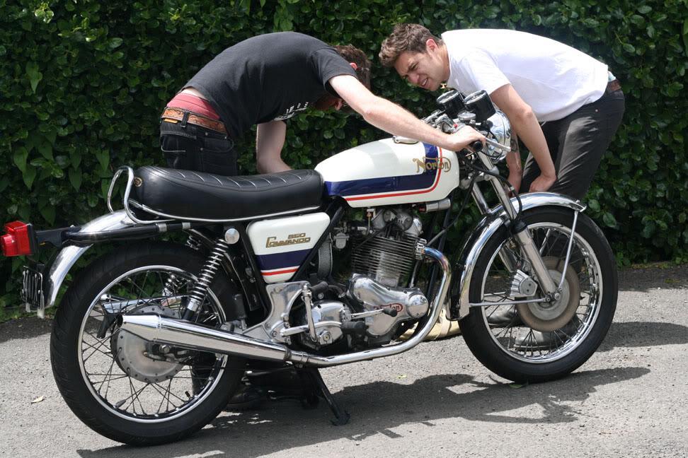12 Tunggangan Klasik Ini Bikin Kamu Nyesel Gak Bisa Nyetir Motor