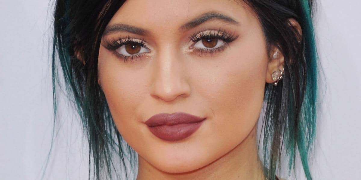 Kamu Punya Warna Kulit Sawo Matang? Coba Tips Ini Sebelum Membeli Lipstik!