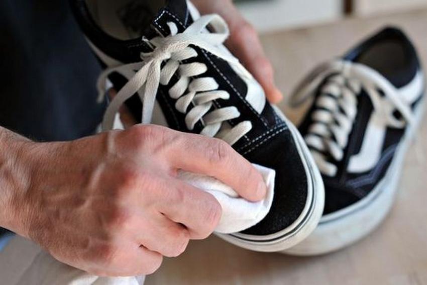 Biar Kinclong, Ikuti Langkah-Langkah Bersihkan Sepatu Sneaker Berikut Ini Bro!