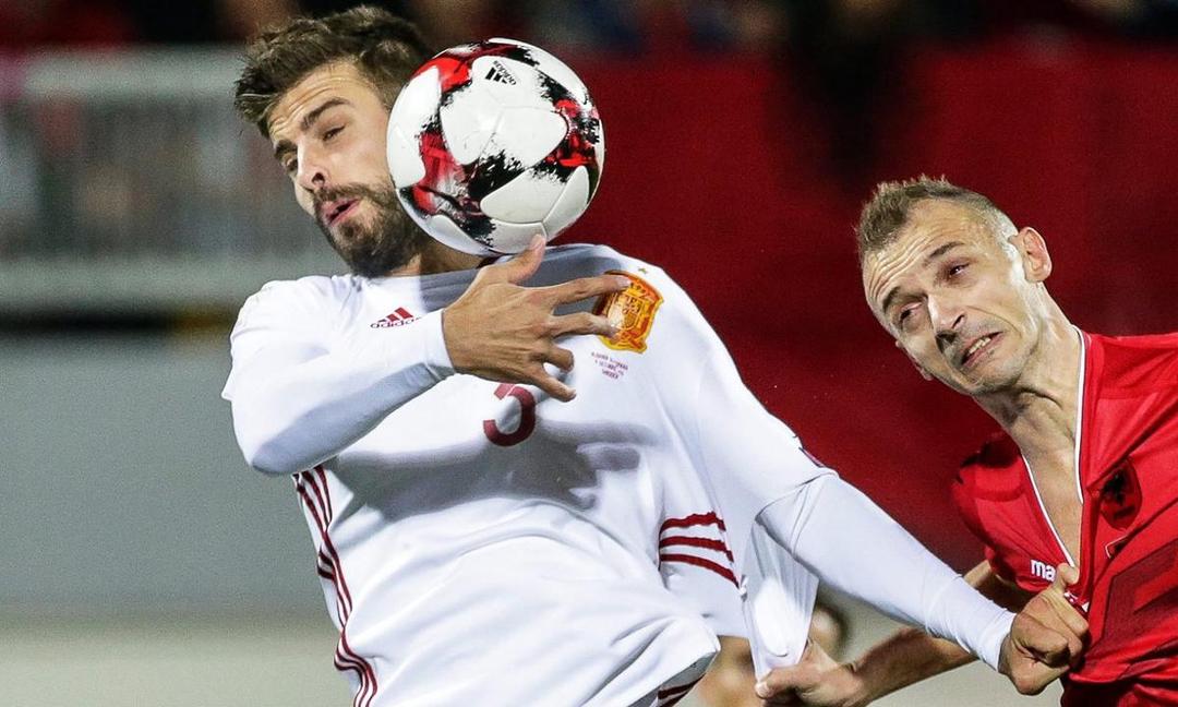 Alasan Kenapa Tidak Ada Motif Bendera Spanyol di Lengan Jersey Pique