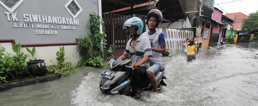 Musim Hujan Telah Tiba: Ini Cara Aman Terjang Jalanan Banjir dengan Motor!