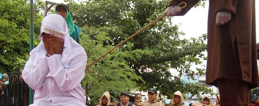 Dunia Soroti Aceh Usai 7 Pasangan Dihukum Cambuk Karena "Terlalu Berdekatan"!