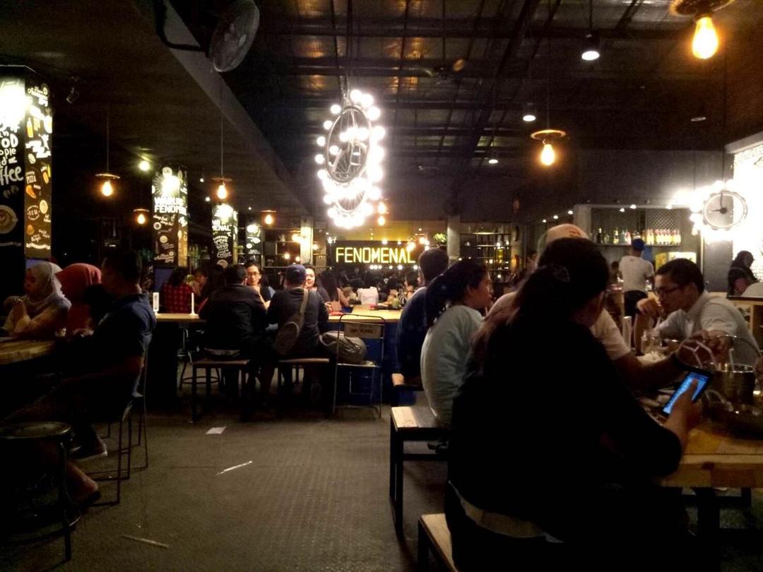 Warung Fenomenal: Tempat Hangout kekinian yang Asyik di 'Planet' Bekasi.