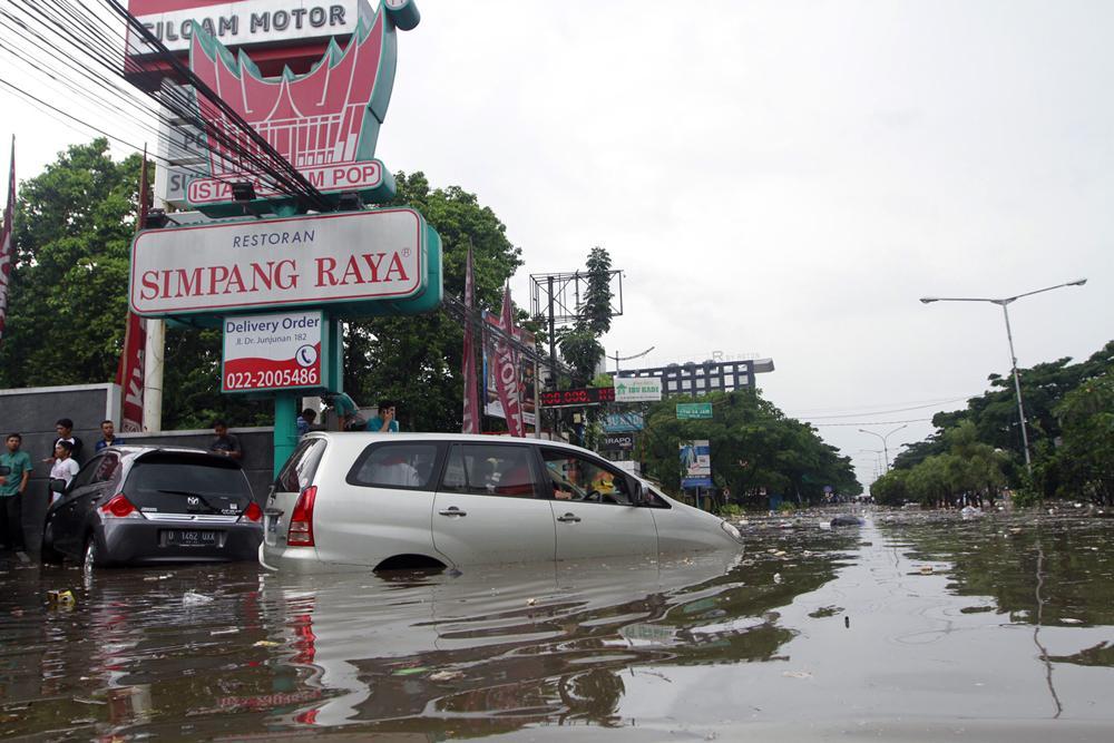 Banjir Pasteur Surut, Ridwan Kamil Kena Banjir Nyinyir di Sosmed!