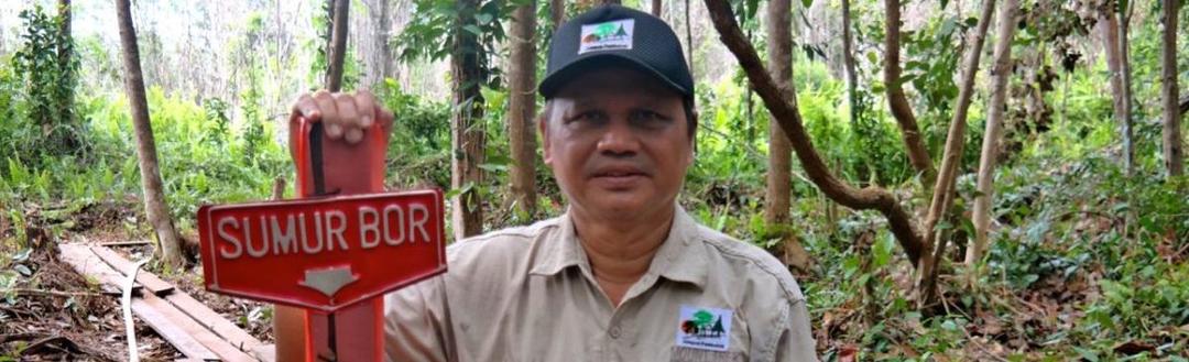 Tanpa Banyak Gembar-gembor, Pria Ini Menyelamatkan Hutan di Pedalaman Kalimantan