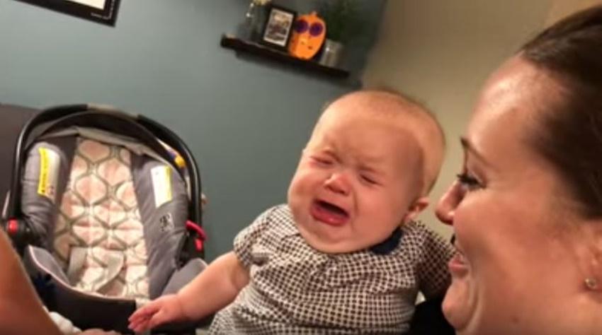 Lihat Orangtuanya Ciuman, Bayi Imut Ini Cemburu Berat