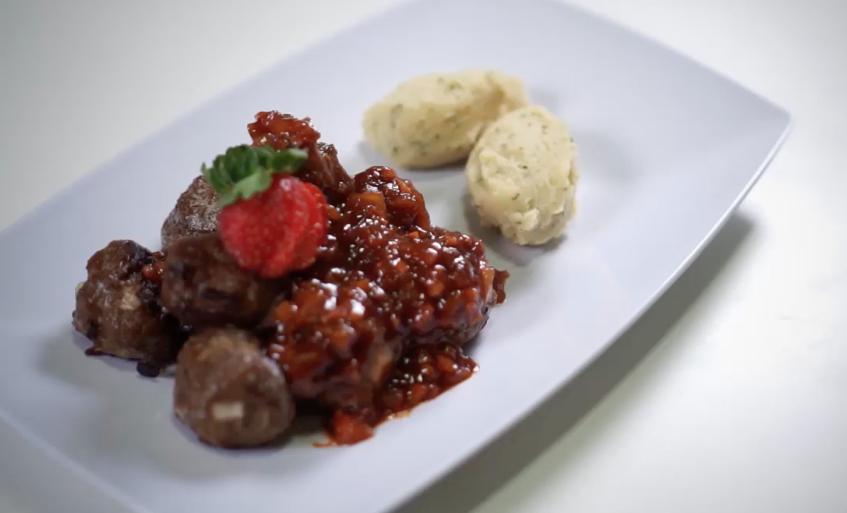 Masih dengan Nuansa Halloween, Resep Bloody Strawberry Meatball Ini Wajib Kamu Coba!