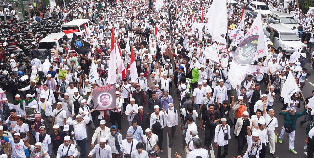 Demi Jaga Kebersihan, Para Relawan Punguti Sampah di Tengah Aksi Demo 4 November