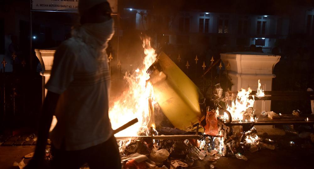 Aksi Bakar Mobil Polisi Hingga Penjarahan Minimarket Warnai Demo 4 November