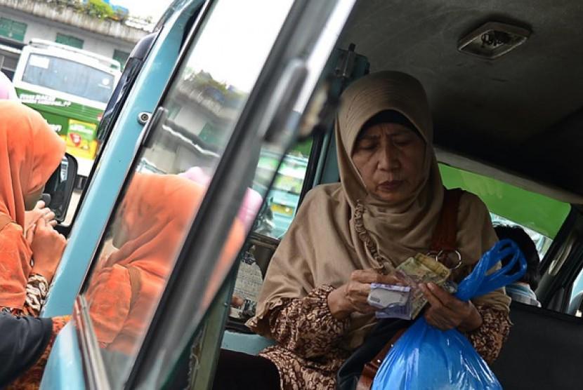 7 Kelakuan Emak-emak Ini Menghibur dan Bikin Ngakak Banget Saat Sedang di Angkot