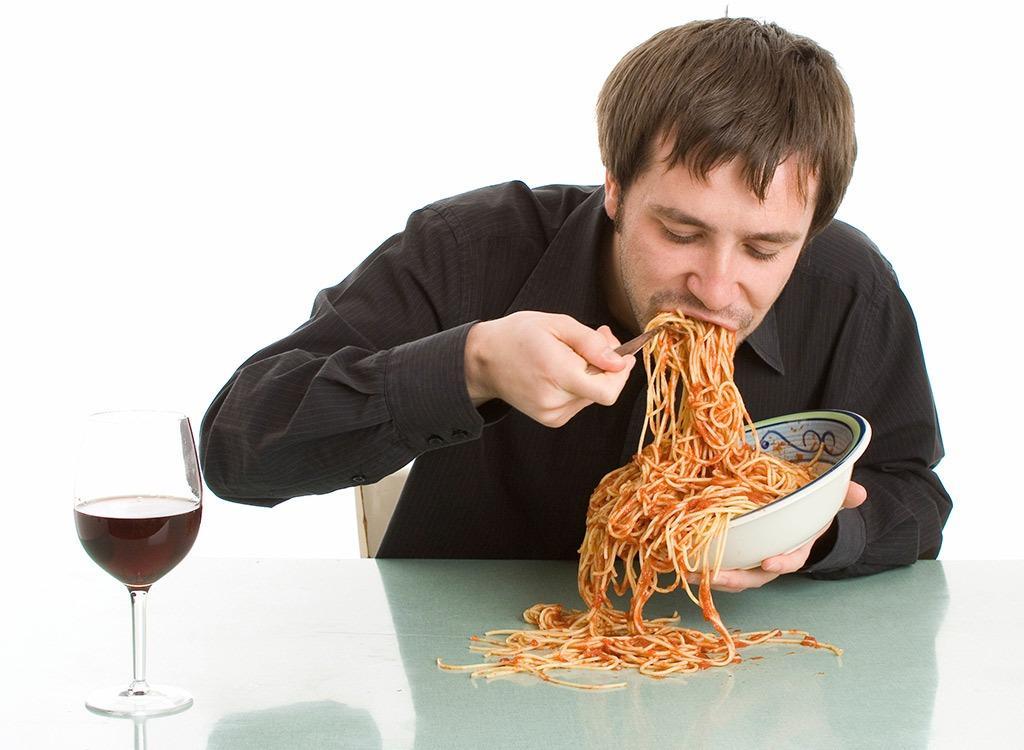 9 Kebiasaan Saat Makan yang Salah Ini Bikin Tubuhmu Jadi Sarang Penyakit