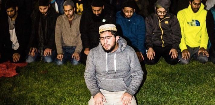 300 Mahasiswa AS Membentuk Tameng Hidup Demi Melindungi Mahasiswa Muslim yang Sedang Salat