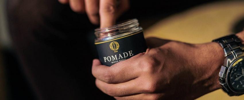 5 Cara Ampuh Bersihkan Sisa Pomade Oil-Based di Rambut. Wajib Dicoba Nih!