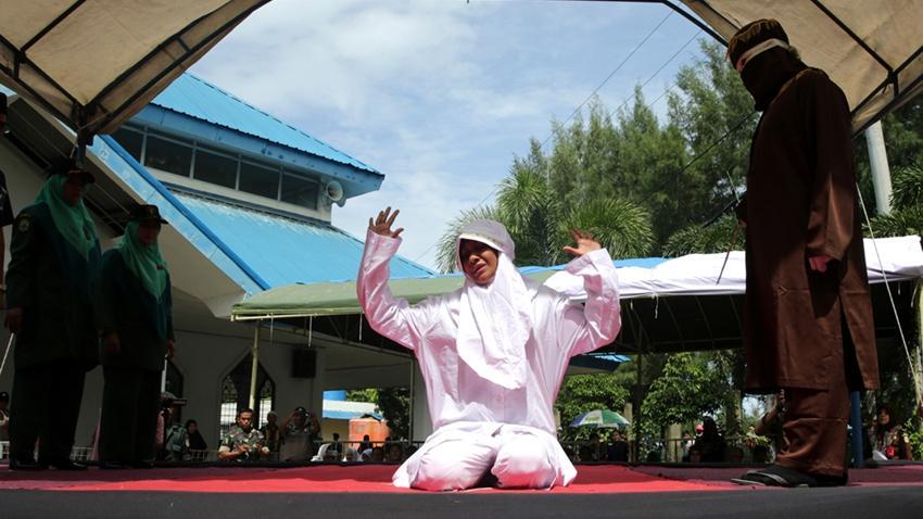 Lagi, 100 Cambukan Bagi Mahasiswa yang Mengakui Berbuat Mesum di Aceh