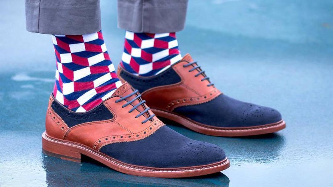 12 Inspirasi Bergaya Keren Pakai Kaos Kaki yang Bisa Ditiru Pria Masa Kini