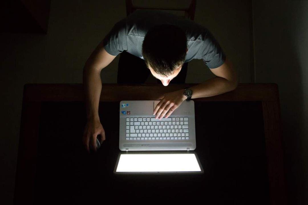 5 Tips Penting Jaga Kesehatan untuk Kamu yang Suka Bekerja Larut Malam