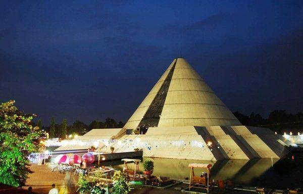 Suasana Monjali di Malam Hari