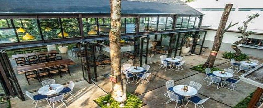 Menikmati Suasana Romantis Bandung di Kafe Miss Bee Bandung