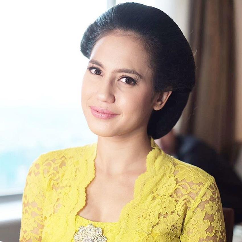 Celebrity Stalking : Ketika 10 Artis Pakai Kebaya, Indonesia Banget!