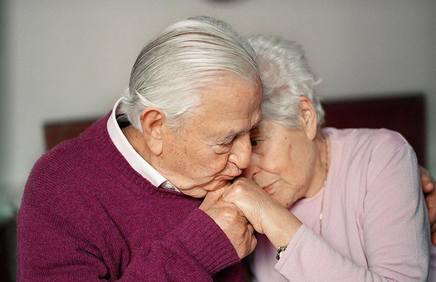 Sekarang Atau 50 Tahun Lagi, Apakah Cinta Kalian Masih Sehangat Kakek-Nenek Ini?