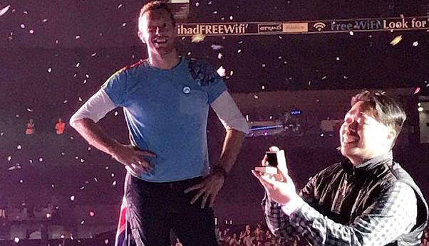 [VIRAL] Chris Martin Persilakan Penggemar Coldplay Lamar Kekasih di Atas Panggung!