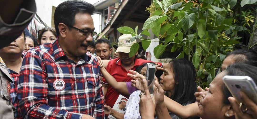 Hadiri Sidang Perdana Penghadang Kampanye, Djarot Rangkul Terdakwa