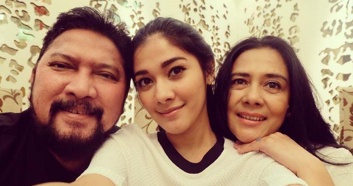 Ayah dan Ibu, Terima Kasih Telah Mengantarkanku Sampai Sejauh Ini
