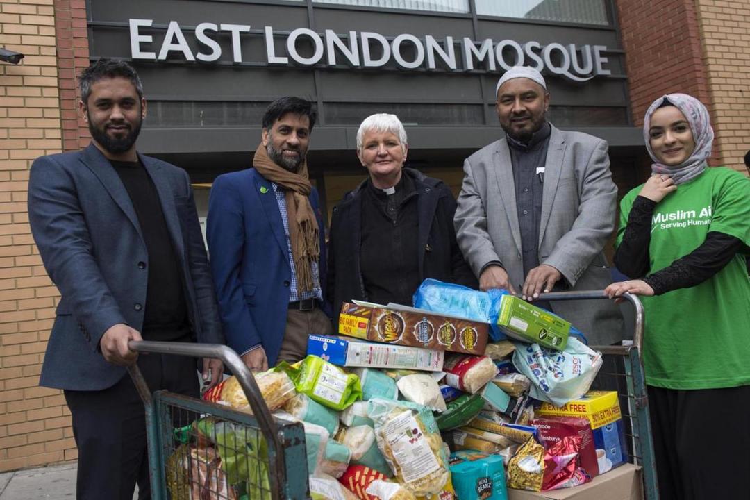 Warga Muslim di Baghdad dan London Turut Semarakkan Perayaan Natal Lho!