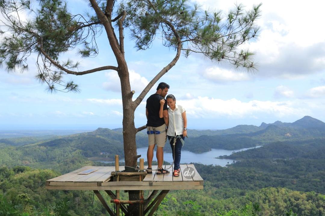 Ternyata, 9 Lokasi Wisata Ini Paling Sering Dijadikan Spot Foto Sama Pasangan di Indonesia!