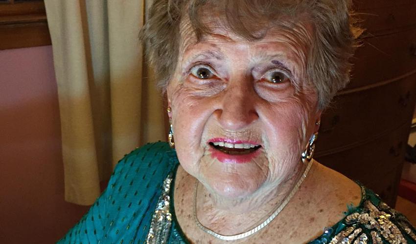 Wanita 80 tahun Ini Buktikan Kalau Dia Bisa Jadi Beauty Vlogger Ternama
