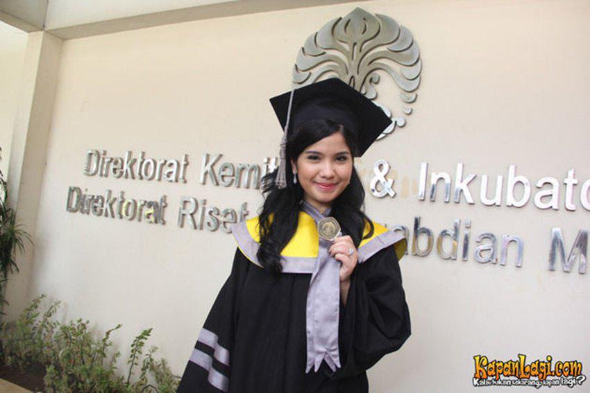 15 Potret Artis Saat Wisuda, Bikin Kamu Semangat Selesaikan Skripsi