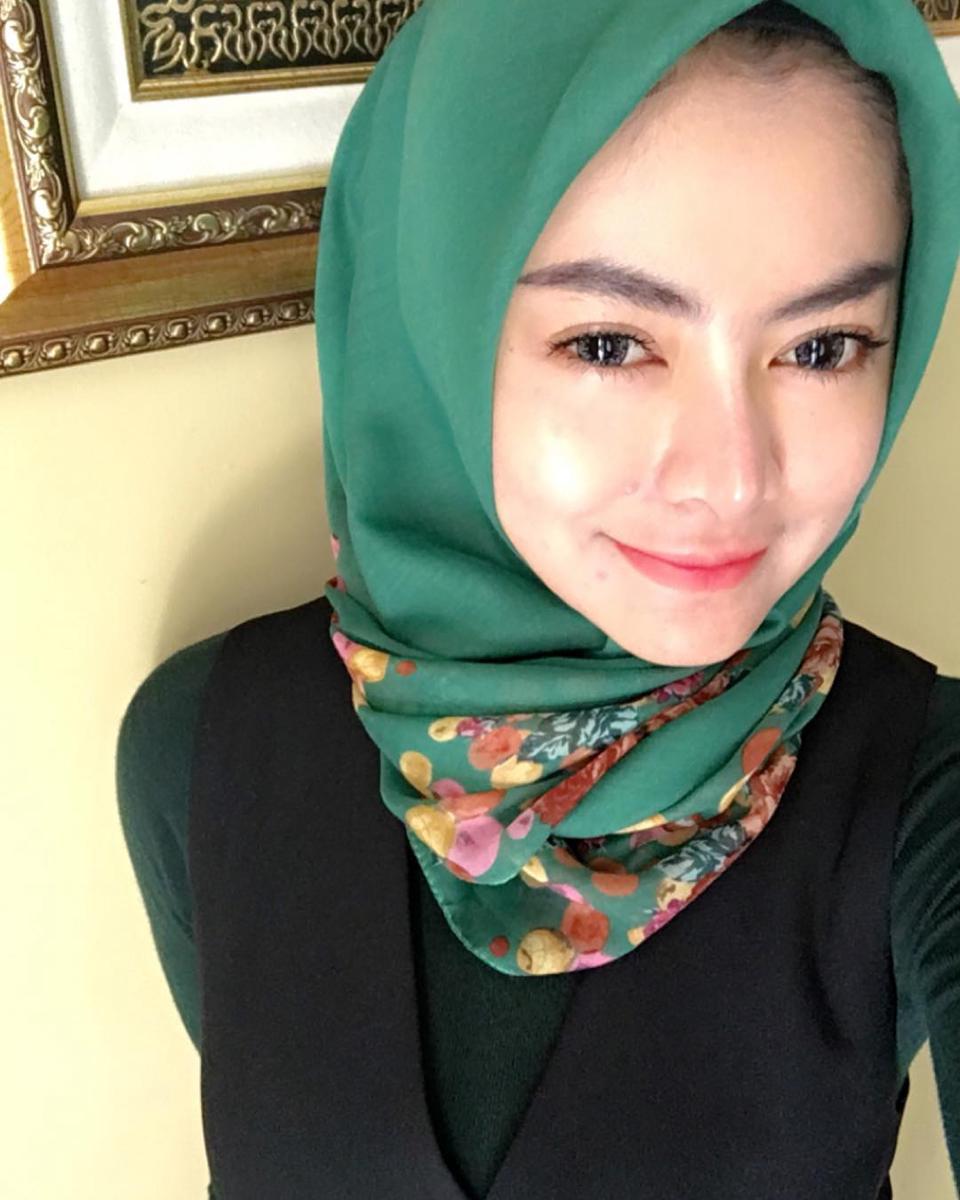 Vitalia Sesha, Mantan Model Seksi yang Kini Makin Adem dengan Berhijab