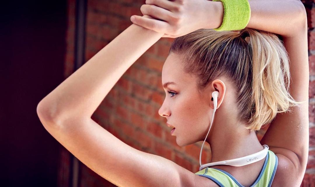 8 Earphone Terbaik Buat Kamu Pakai Saat Lari dan Olahraga