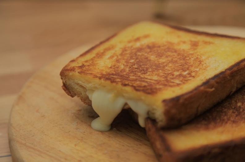 Kenyangin Pagimu dengan Resep Melted Cheese Sandwich Ini