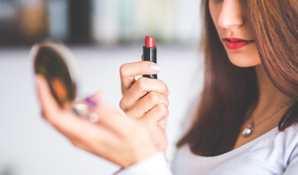 Bagaimana Cara Memilih Makeup yang Tepat? Ini Penjelasan Ilmiahnya!