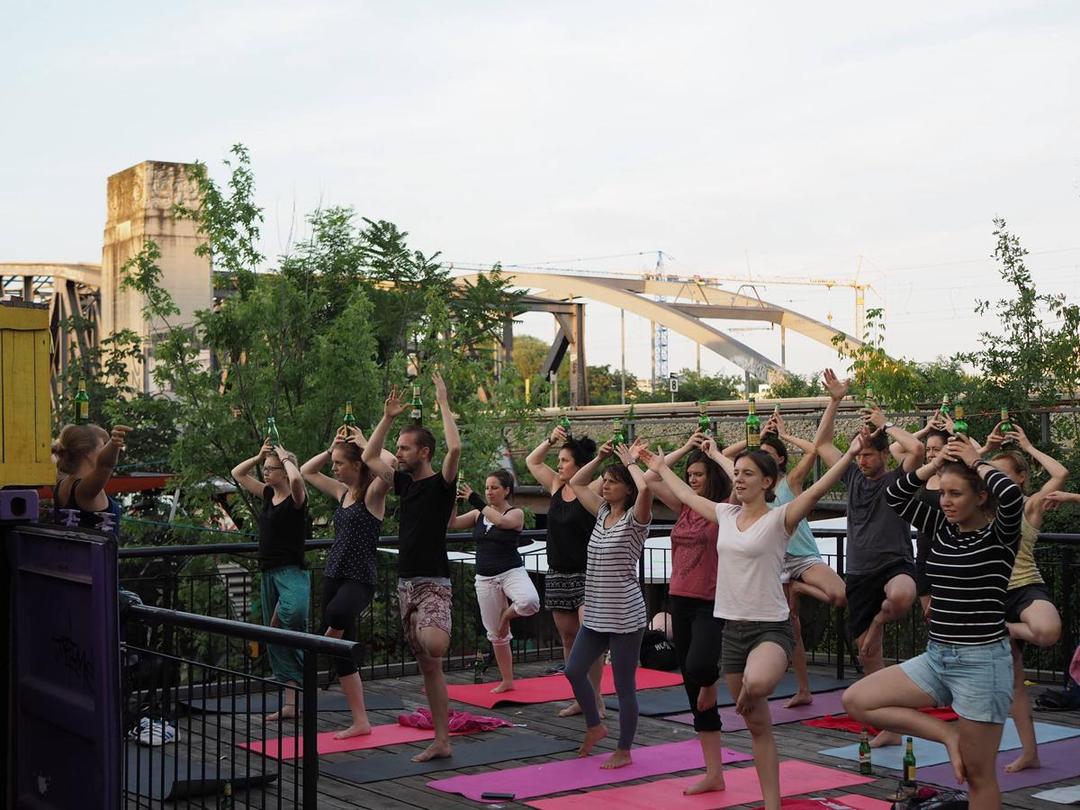 Tren Baru yang Sedang Mendunia: Yoga dengan Bir!