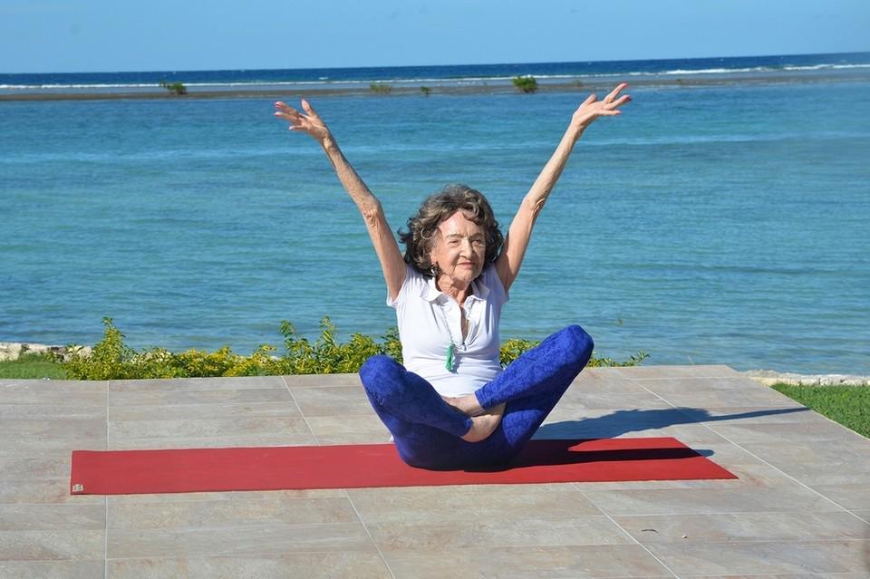 Di Usia 98 Tahun, Nenek Ini Jadi Aktris Hingga Guru Yoga Tertua di Dunia