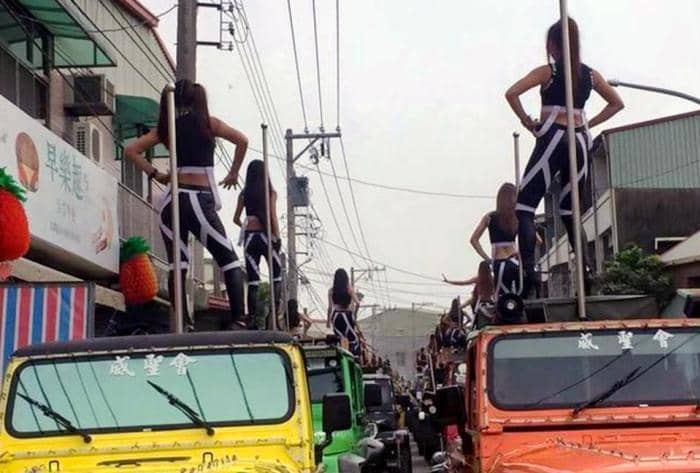 Pemakaman Pejabat Kota di Taiwan Ini Melibatkan 50 Penari Seksi