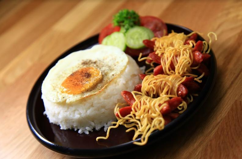 Pernah Cobain Jajanan Indomie Sosis Gulung Ini? Duh, Bikinnya Gampang Banget!