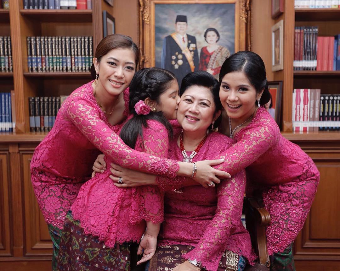 10 Momen Kedekatan Ani Yudhoyono dan Menantu, Bukti Mertua Idaman Deh