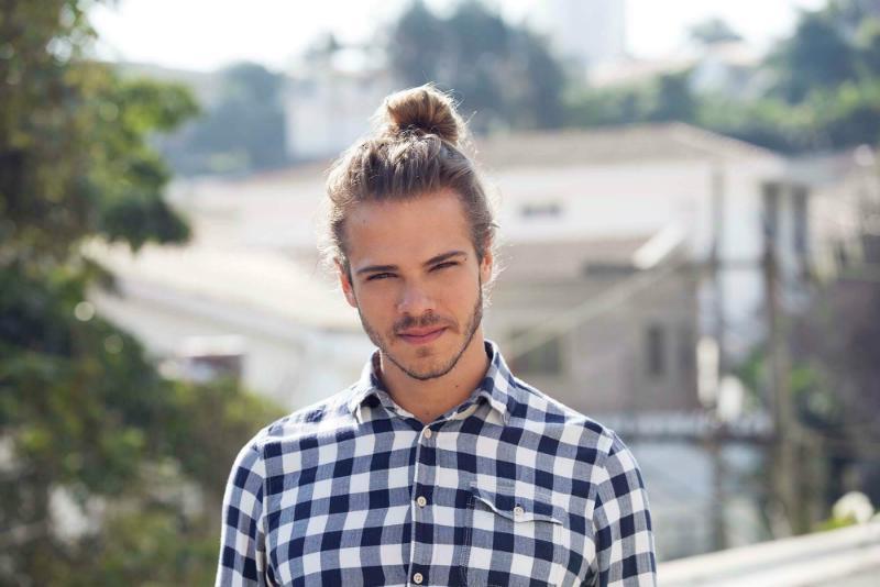 6 Langkah Mudah Buat Cowok Rambut Gondrong untuk Bikin Gaya Man Bun!