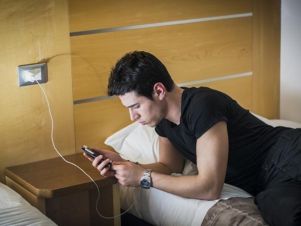 8 Mitos 'Sesat' Cara Nge-charge Baterai Smartphone, Pernah Dengar yang Mana?
