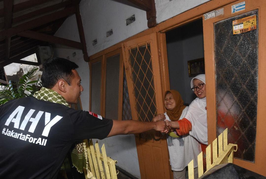 Di Tengah Guyuran Hujan, Agus Kembali Tawarkan Rp 1 Miliar per RW