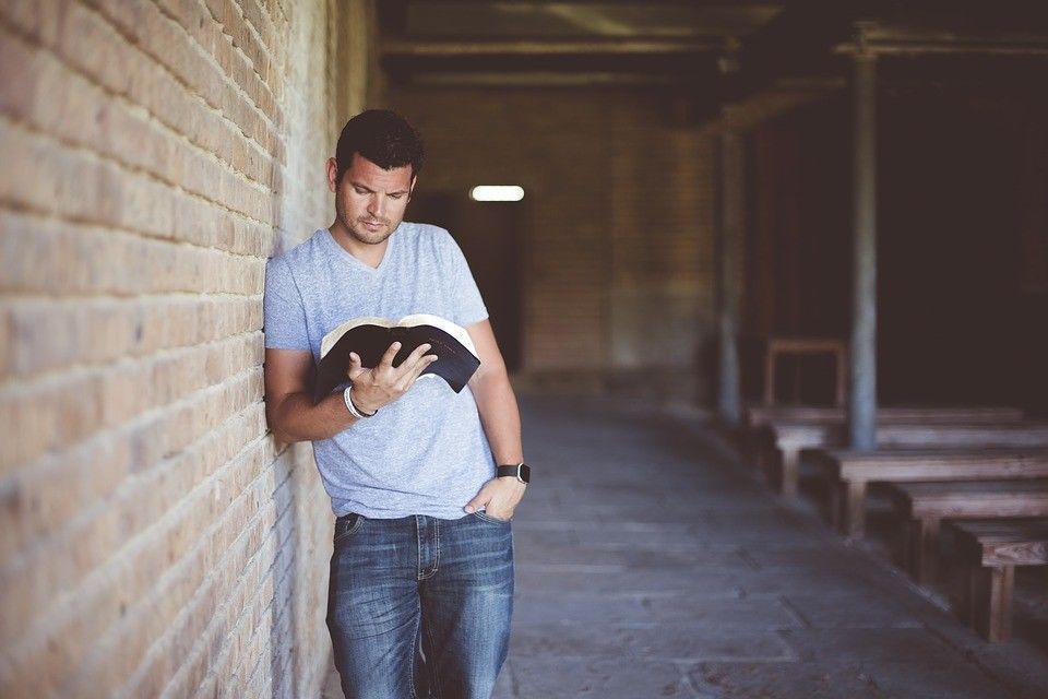 Siapa Bilang Membaca Buku Itu Gak Keren? Ini 10 Manfaat yang Akan kamu dapat Ketika Rajin Membaca