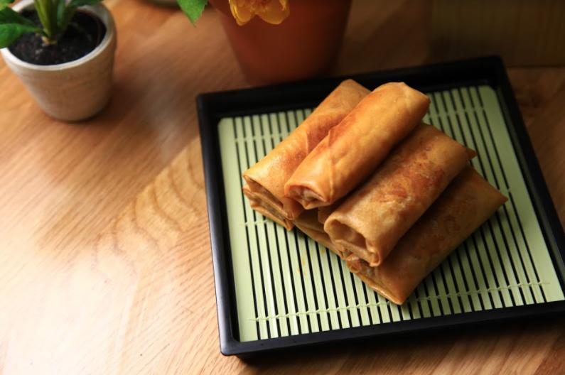 Sajian Snack Lumpia Isi Mie 'Samyang' yang Gak Biasa Ini Bikin Ketagihan!